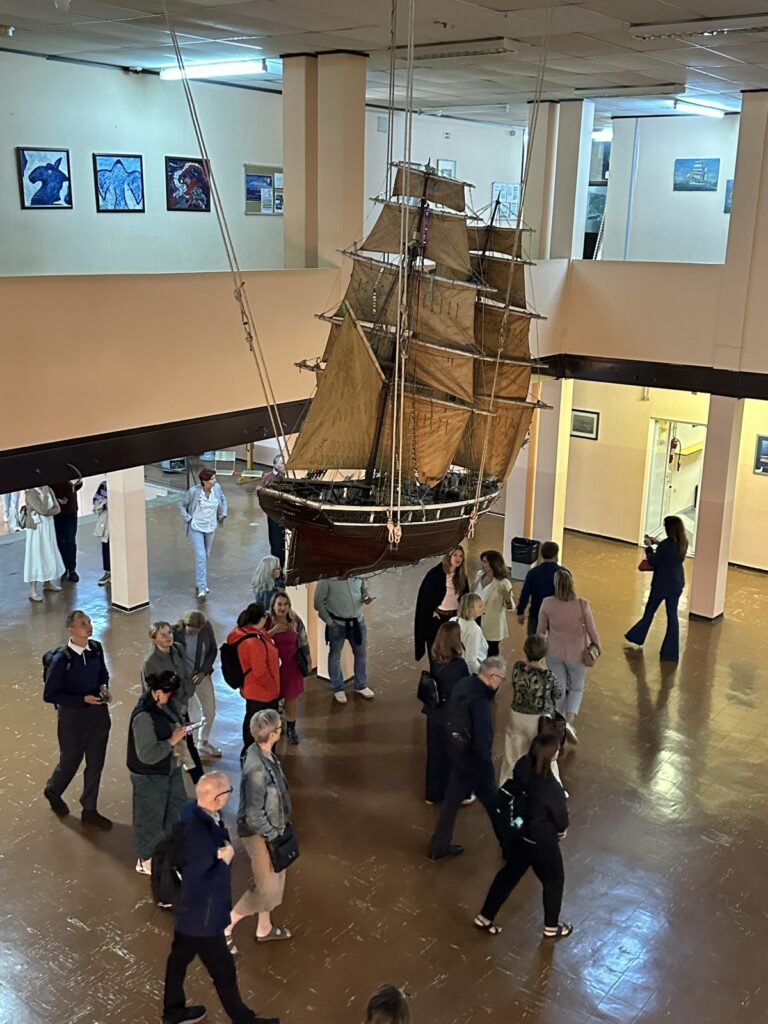 Study Visits 19 - programaseducativos.es Socios de LeadEx en el vestíbulo de la Escuela Secundaria Marítima de Kotor, con un velero a escala colgado del techo