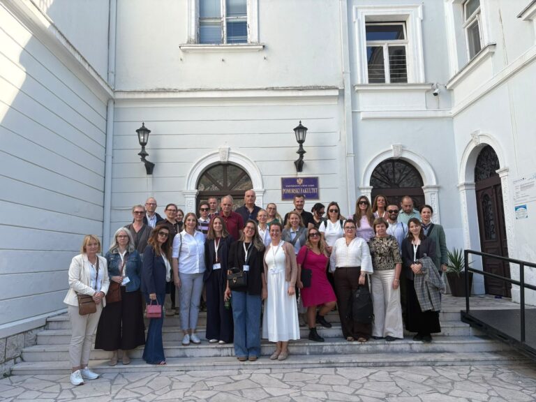 Study Visits 33 - programaseducativos.es Foto de grupo de los socios de LeadEx ante la Facultad de Estudios Marítimos de Kotor