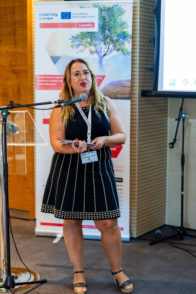Study Visits 12 - programaseducativos.es Ponente de la Región de Murcia en el atril durante la presentación de INCLU-YO