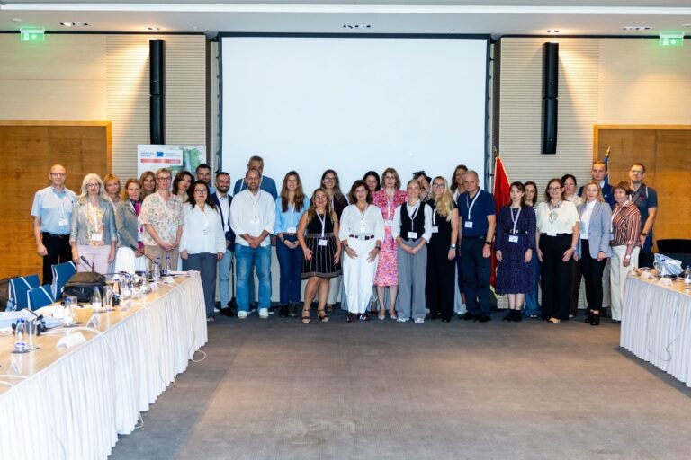 Study Visits 14 - programaseducativos.es Foto de grupo de los socios de LeadEx en la sala del seminario de Budva