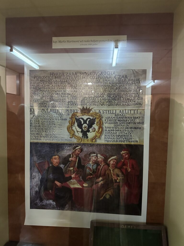 Study Visits 22 - programaseducativos.es Vitrina con un documento histórico ilustrado sobre la tradición marítima de Kotor