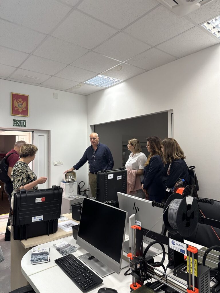 Study Visits 26 - programaseducativos.es Socios de LeadEx en el centro de innovación de la facultad, con impresoras 3D y equipos de investigación