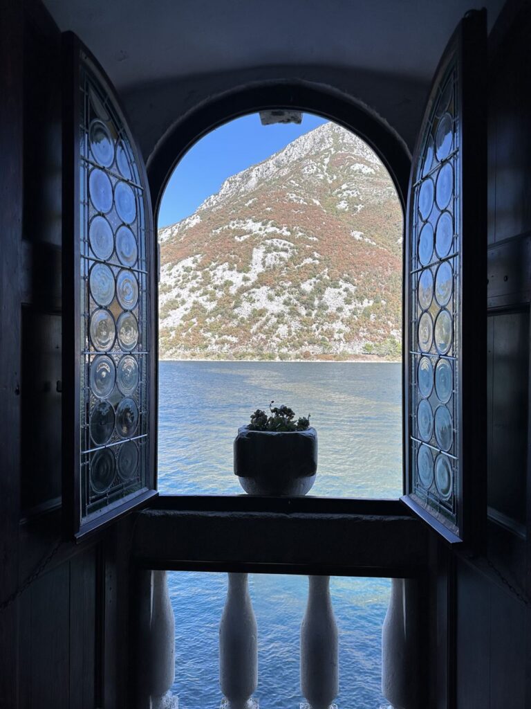 Study Visits 38 - programaseducativos.es Ventana abierta con vistas a la bahía de Kotor
