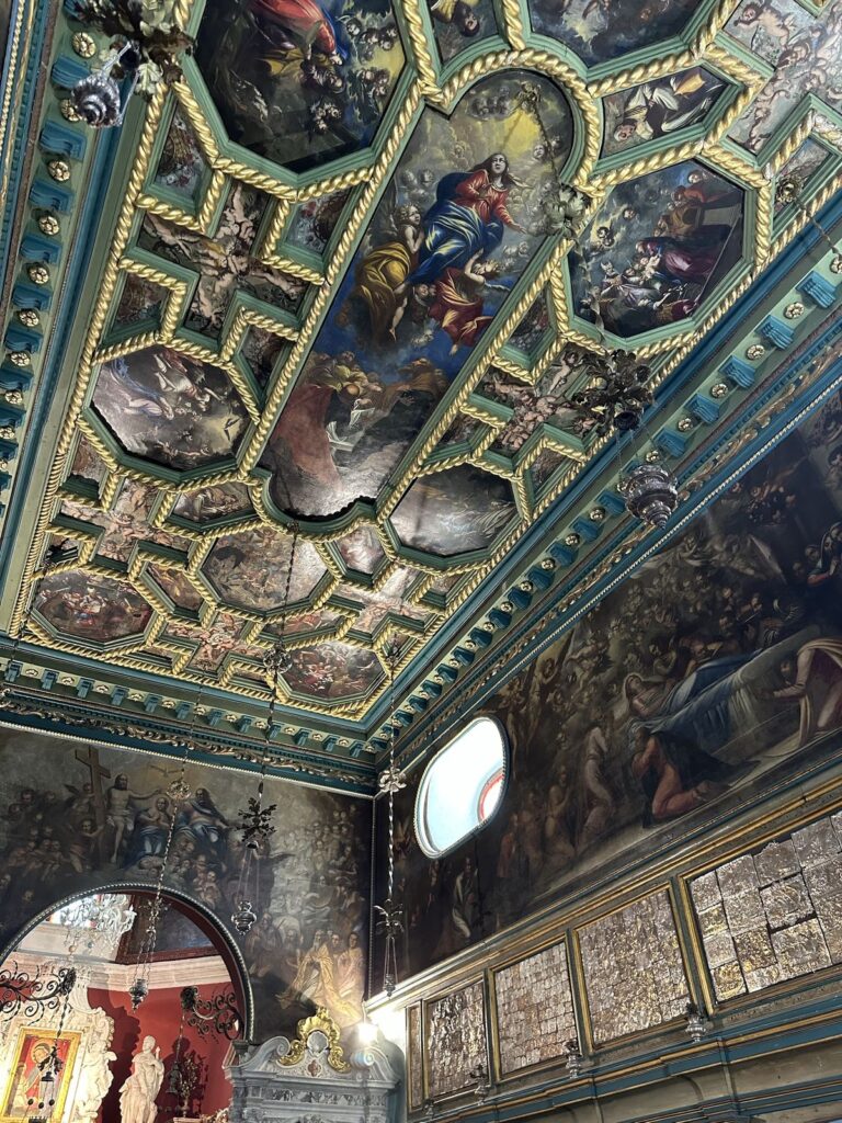 Study Visits 39 - programaseducativos.es Techo con pinturas en el interior de una iglesia de la bahía de Kotor