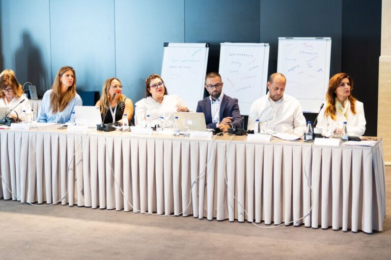 Study Visits 55 - programaseducativos.es Socios de LeadEx sentados a la mesa ante rotafolios con conclusiones