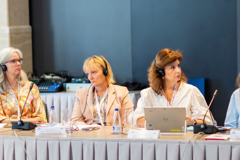 Study Visits 44 - programaseducativos.es Socias con auriculares de interpretación durante una sesión de trabajo