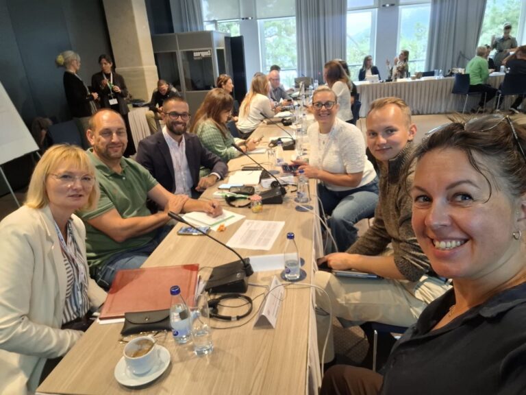 Study Visits 53 - programaseducativos.es Selfi de un grupo de participantes en su mesa de trabajo